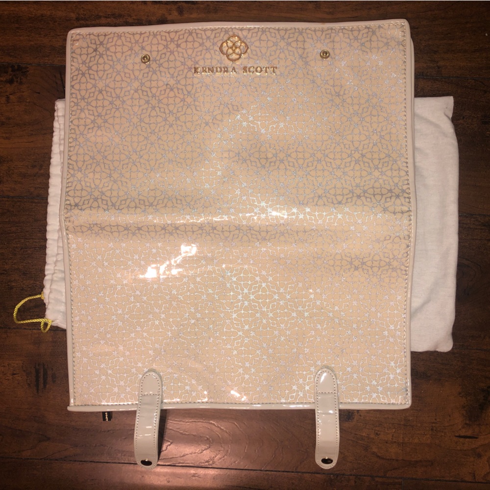 Large Kendra Scott jewelry holder with dust bag